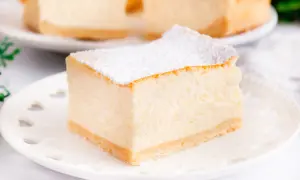 Sernik z serka mascarpone, puszysty i delikatny, posypany cukrem pudrem. Prawdziwe niebo w gębie!