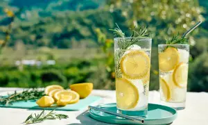 Najlepsze przepisy na kwaśne drinki, które orzeźwią każdego lata