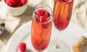 Najlepsze drinki z szampanem, które zaskoczą Twoich gości