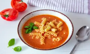 Aksamitna zupa pomidorowa z makaronem fusilli i bazylią. Idealne jakie przyprawy do zupy pomidorowej? Bazylia i czosnek!