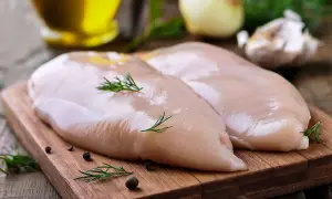 Jak długo gotować pierś z kurczaka do sałatki, by była soczysta?