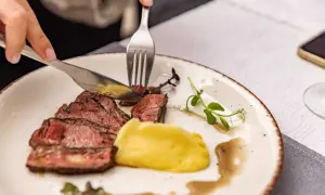 Idealnie wysmażony stek, podany z puree ziemniaczanym. Idealny przykład, jak usmażyć steka, by był soczysty i pełen smaku.