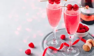 Najlepsze drinki z winem musującym, które zachwycą Twoich gości