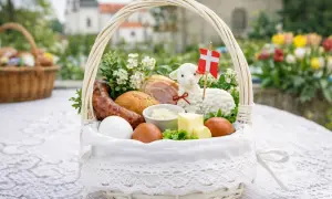 W koszyczku wielkanocnym znajdziemy jajka, kiełbasę, chleb, masło, baranka i chrzan.