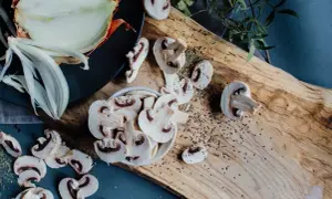 Jak długo gotować pieczarki do sałatki, aby były idealne?