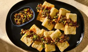 Chrupiące kawałki tofu, polane sosem z dymką i sezamem. Idealny przepis na tofu dla każdego!