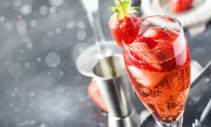 Najlepsze drinki z winem, które zaskoczą Twoich gości