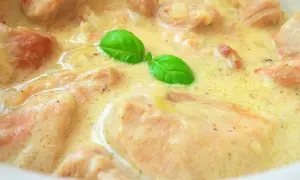 Pyszna cielęcina w sosie własnym, jak u Ani z "Ania Gotuje", z listkami bazylii.