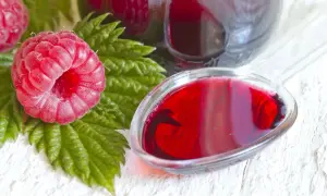 Pyszne drinki z syropem malinowym, które zachwycą Twoje podniebienie