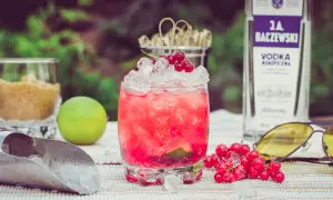 Orzeźwiające drinki z sokiem porzeczkowym - proste przepisy na każdą okazję