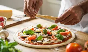 Jak układać składniki na pizzę, aby uniknąć najczęstszych błędów