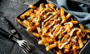 Z czym jeść frytki? Odkryj najlepsze sosy i dodatki do frytek