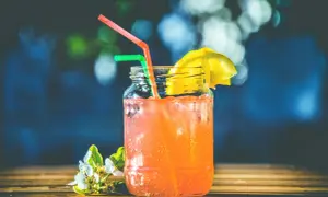 Dlaczego w drinkach są 2 słomki? Odkryj zaskakujące powody