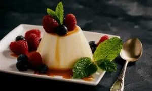Panna cotta z malinami i borówkami, polana karmelem. Idealny deser, który zachwyci każdego. Oto panna cotta oryginalny przepis.