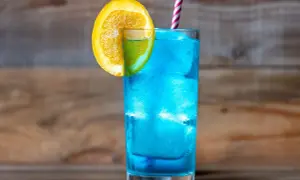 Najlepsze drinki z grenadiną i Blue Curacao, które zachwycą gości