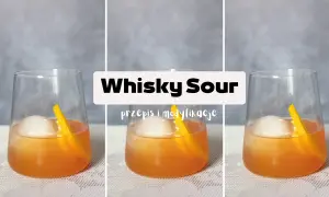 Trzy identyczne drinki Whisky Sour z lodem i plasterkiem pomarańczy.
