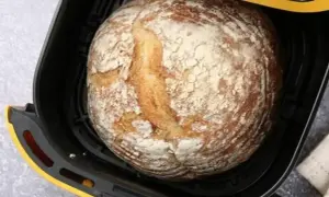 Apetyczny chleb wieloziarnisty w gorącej frytkownicy powietrznej, gotowy do podania.