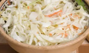 Jak zrobić sałatkę coleslaw, która zaskoczy Twoich gości smakiem