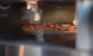 Ile powinno się piec pizzę, aby uniknąć niedopieczonego ciasta?