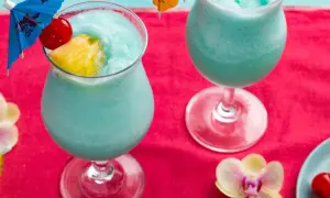 Jak przygotować idealny drink Blue Hawaiian z pysznymi składnikami