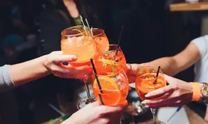 Najlepsze przepisy na spritzer drink: orzeźwiające napoje na lato