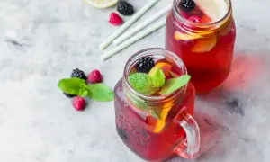 Najlepsze przepisy na czerwony drink, które zaskoczą Twoich gości