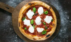 Gdzie powstała pizza? Odkryj jej nieznaną historię i pochodzenie