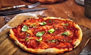 Jakie salami na pizzę? Odkryj smaki, które zachwycą każdego!