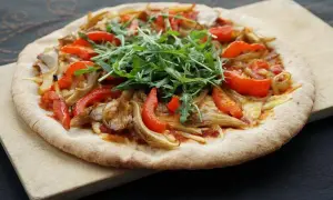 Czy podsmażyć pieczarki do pizzy? Odkryj, co lepsze dla smaku