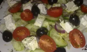 Jak zrobić sos grecki do sałatek - prosty przepis na smakowity dressing