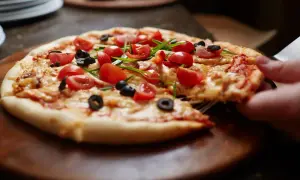 Ile kalorii mają 2 kawałki pizzy? Zaskakujące liczby, które musisz znać