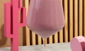 Różowy gin – odkryj sekrety idealnego koktajlu i jego historię