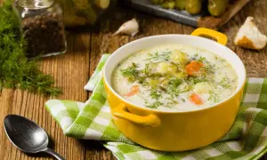 Zupa ogórkowa z koperkiem, ziemniakami i marchewką. Idealne jakie przyprawy do zupy ogórkowej? Koperek, pieprz, czosnek.