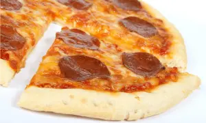 Ile waży pizza 30 cm? Zaskakujące różnice w wadze!