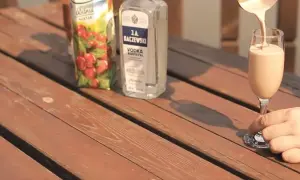Najlepsze drinki z orzechówki, które zaskoczą Twoich gości