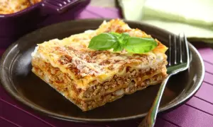Jak zrobić lasagne z mięsem mielonym i sosem bolognese w prosty sposób