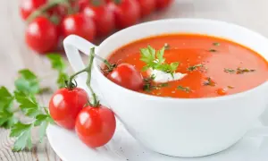Najlepsza zupa pomidorowa przepis babci. Aromatyczna, gładka, z kleksem śmietany i świeżą natką. Idealna na chłodne dni.