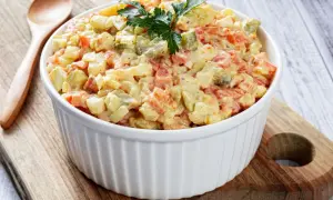 Ile sałatka może stać w lodówce? Sprawdź, by uniknąć zepsucia