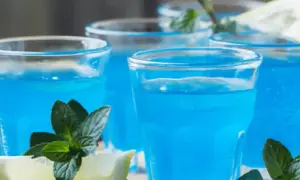 Najlepsze drinki z blue kurakao, które zaskoczą Twoich gości