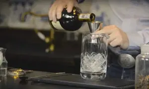 Jak przygotować idealny drink sazerac – przepis i historia koktajlu