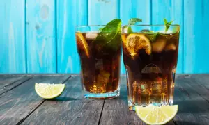 Czarny rum drink: najlepsze przepisy na pyszne koktajle z rumem