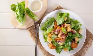 Ile kcal ma sałatka Cezar? Zaskakujące wartości kaloryczne!