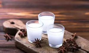 Pyszne drinki z ouzo – proste przepisy na orzeźwiające koktajle