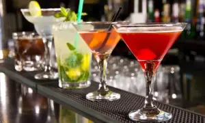 Ile kalorii mają drinki? Sprawdź, co warto wiedzieć o ich kaloryczności