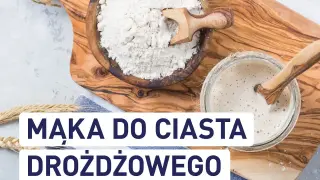 Mąka do ciasta drożdżowego w drewnianej misce i zakwas w słoiku. Idealne składniki na puszyste wypieki.