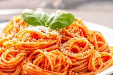 Jak zrobić spaghetti z gotowym sosem w 15 minut bez wysiłku