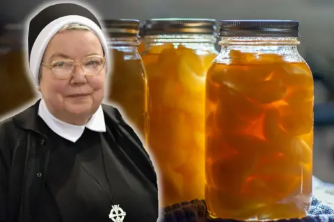 Siostra w okularach prezentuje słoiki z przetworzonymi gruszkami w occie.