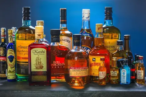 Ile kalorii ma drink whisky z colą? Zaskakujące fakty o kaloriach