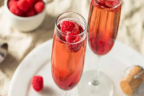 Najlepsze drinki z szampanem, które zaskoczą Twoich gości