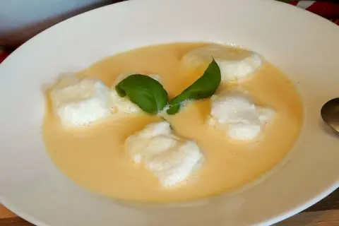 Delikatna zupa nic z puszystymi chmurkami białka i listkiem bazylii. Idealna na lekki posiłek.